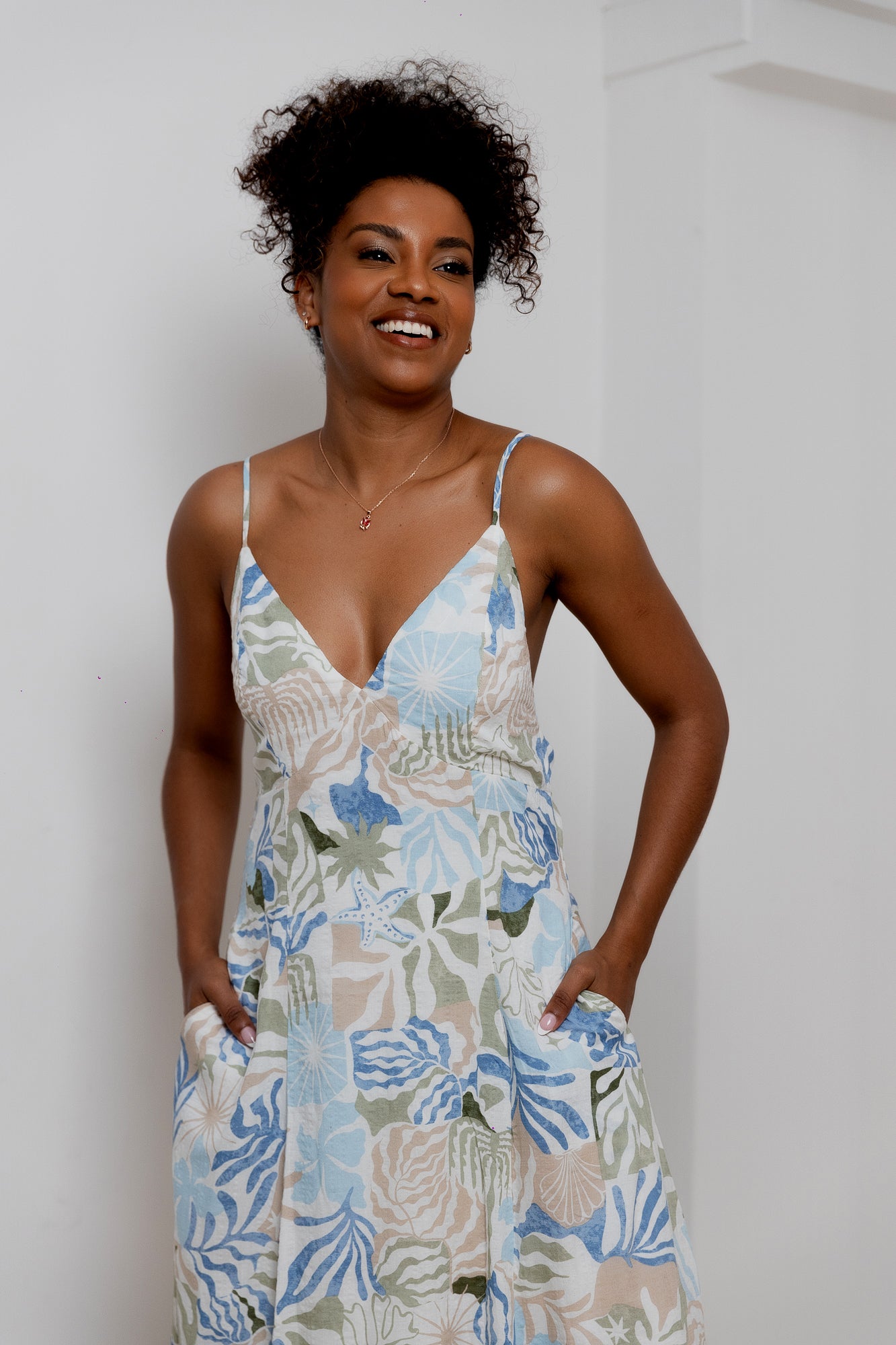 VESTIDO TIRANTES CON ESCOTE